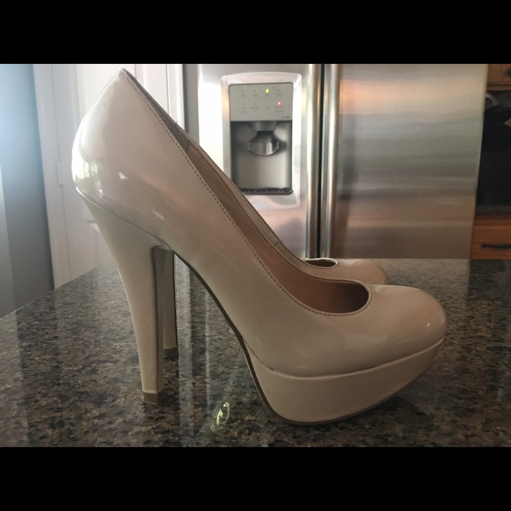 Guess stacked pumps 👠